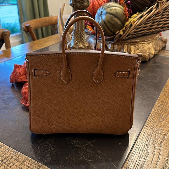 Beautiful Camel Leather Handbag. - Picture 4 of 7